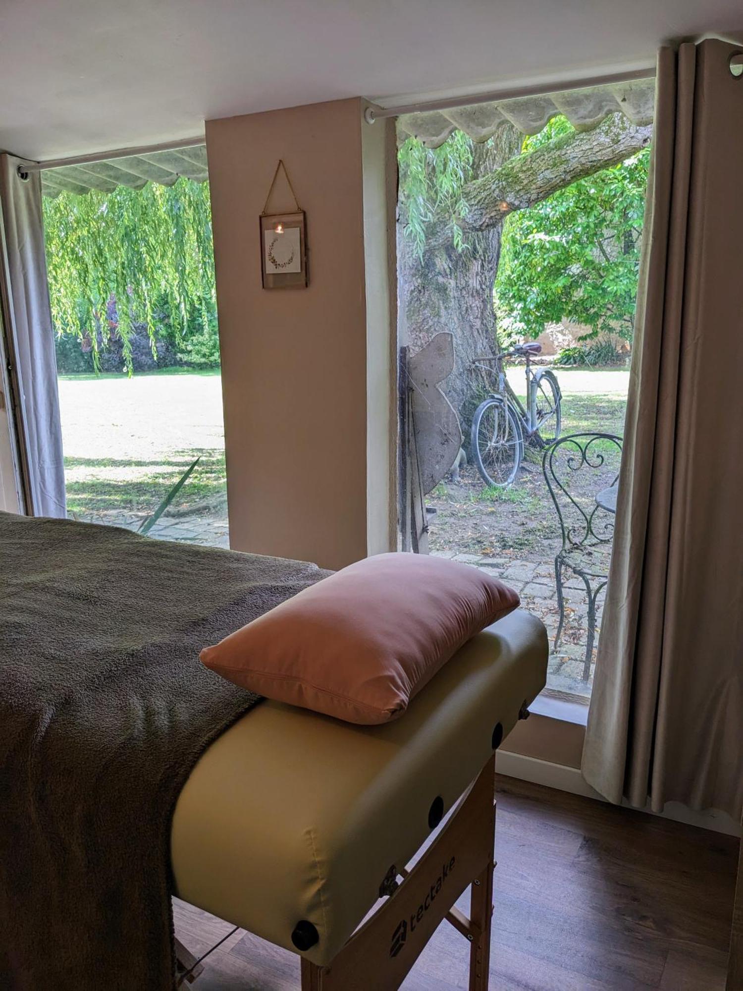 Le Domaine Des Pres Du Hom Bed & Breakfast Bezu-Saint-Eloi Exterior photo