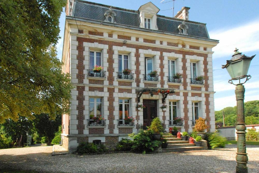Le Domaine Des Pres Du Hom Bed & Breakfast Bezu-Saint-Eloi Exterior photo