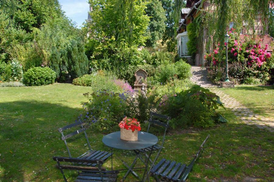 Le Domaine Des Pres Du Hom Bed & Breakfast Bezu-Saint-Eloi Exterior photo
