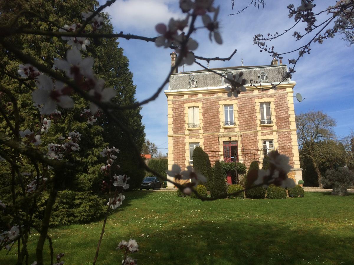 Le Domaine Des Pres Du Hom Bed & Breakfast Bezu-Saint-Eloi Exterior photo